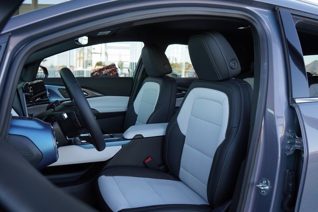2025 Chevrolet Equinox EV 1LT photo 18