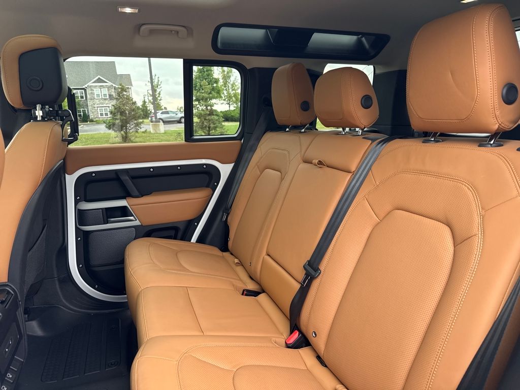 2024 Land Rover Defender 110 S photo 12