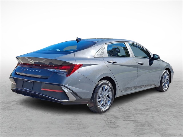2024 Hyundai Elantra SEL photo 4