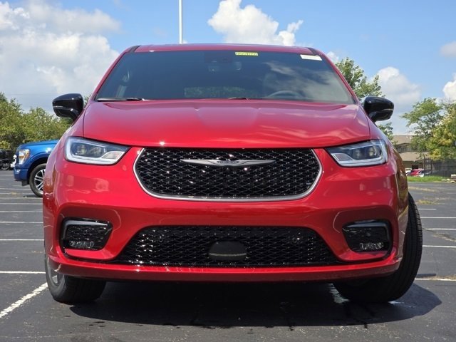 2026 Chrysler Pacifica photo 2