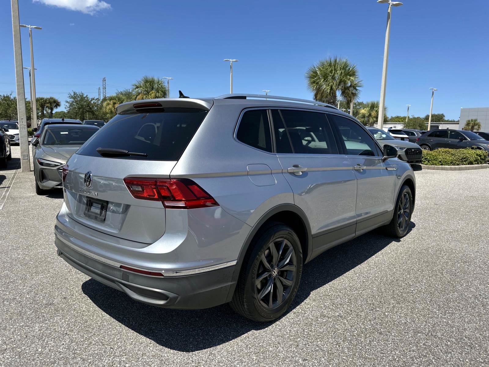 2022 Volkswagen Tiguan SE photo 2