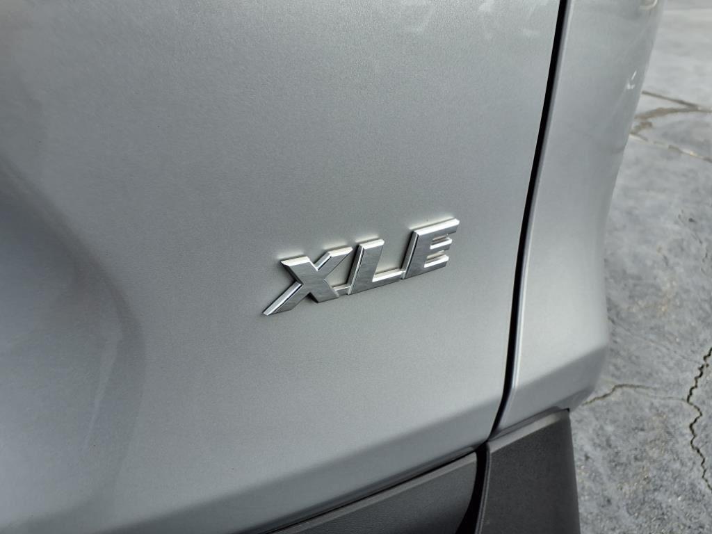 2024 Toyota RAV4 XLE photo 2