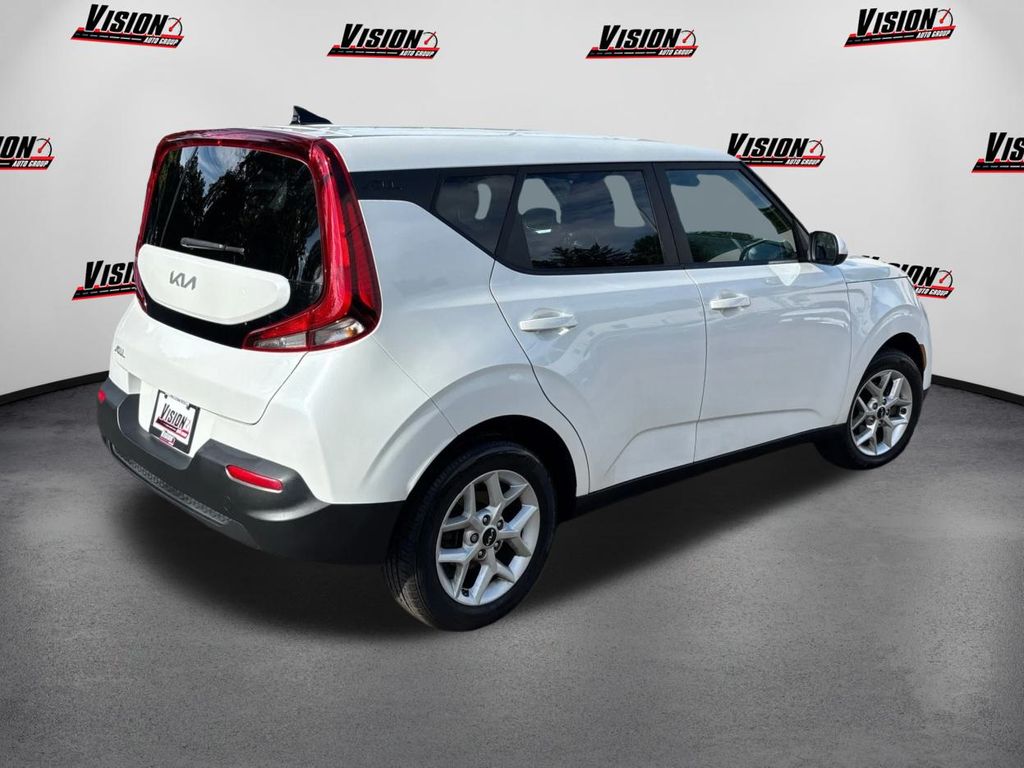 2022 Kia Soul LX photo 2