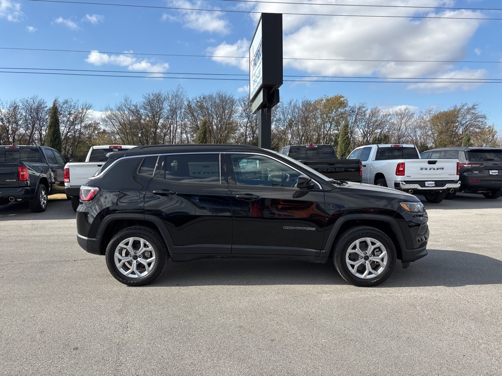 2026 Jeep Compass Latitude photo 2