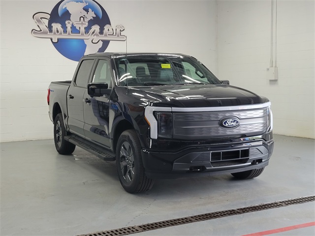 2025 Ford F-150 Lightning Lariat photo 2