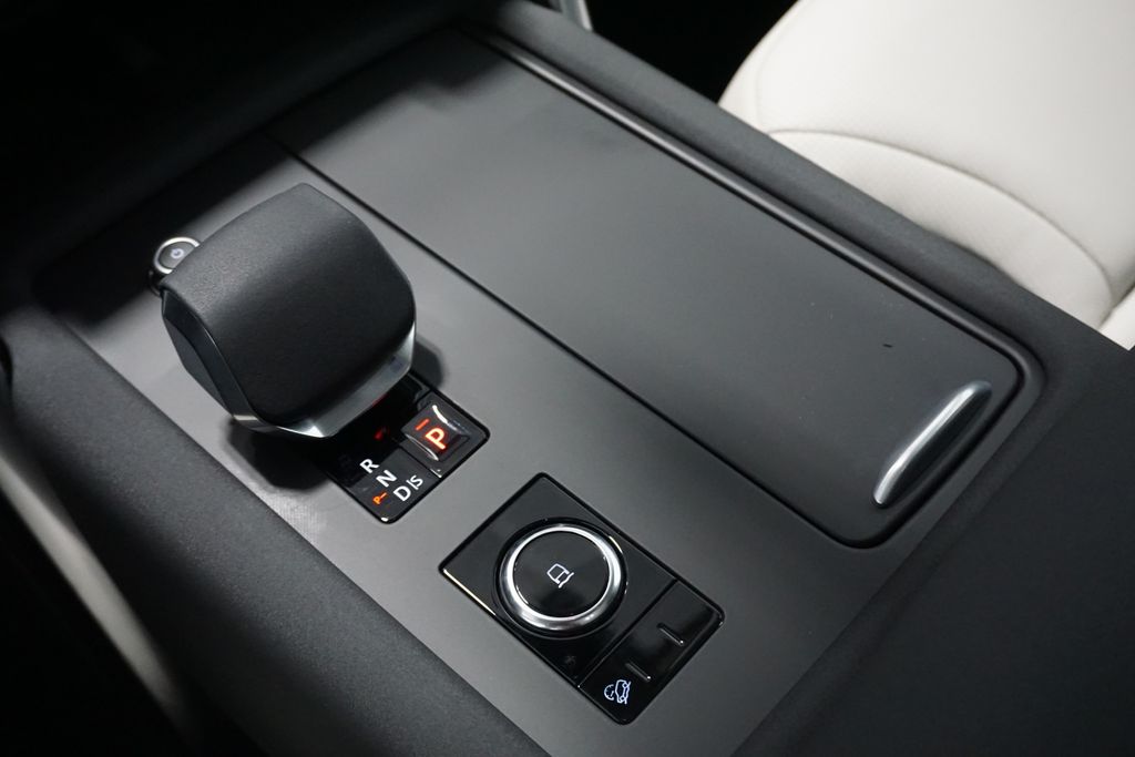 2025 Land Rover Discovery S photo 14