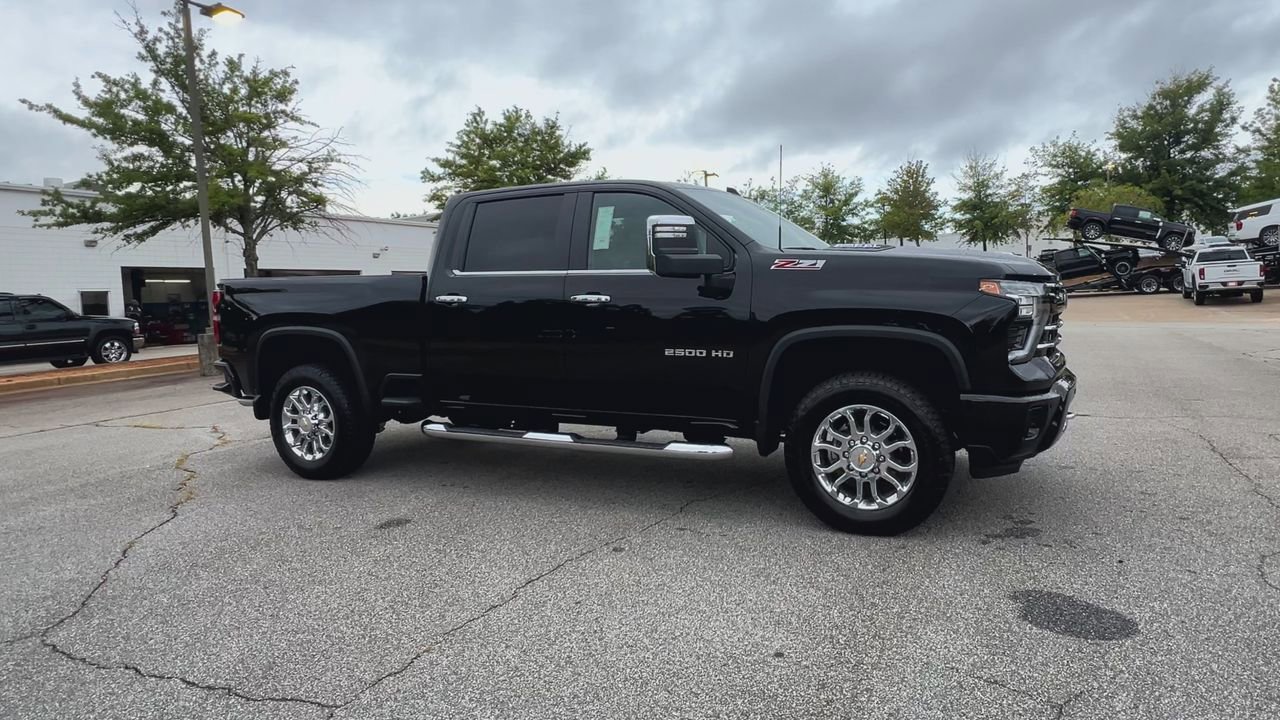 2025 Chevrolet Silverado 2500HD LT photo 2