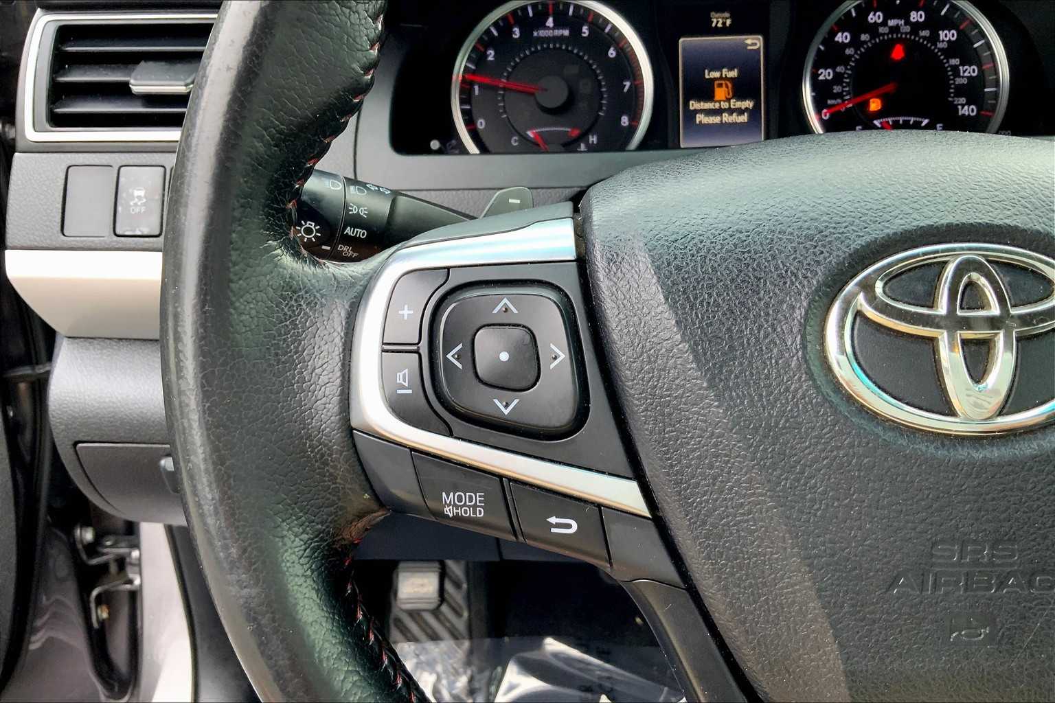 2015 Toyota Camry SE photo 21