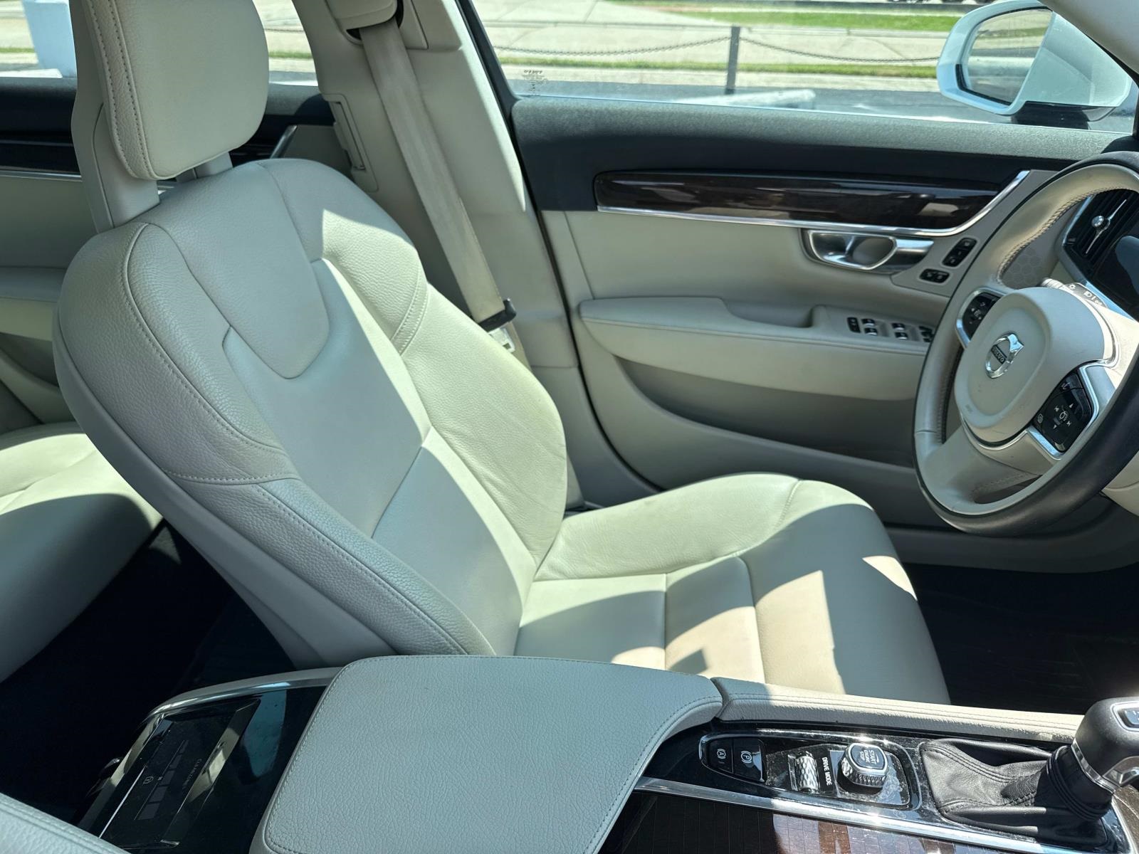 2018 Volvo S90 T6 Momentum photo 3