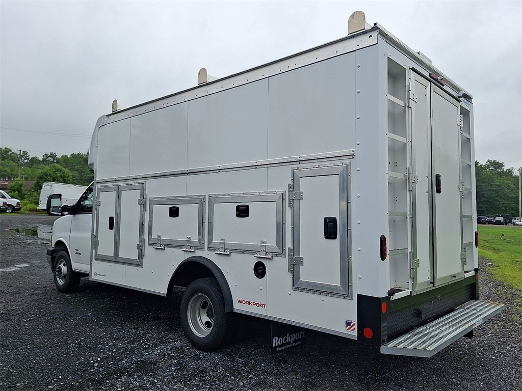 2025 Gmc Savana Cutaway photo 3