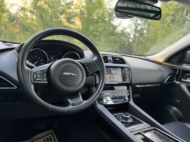 2018 Jaguar F-PACE Premium photo 25