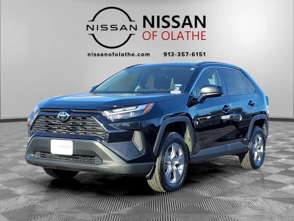 2025 Toyota RAV4 LE's photo