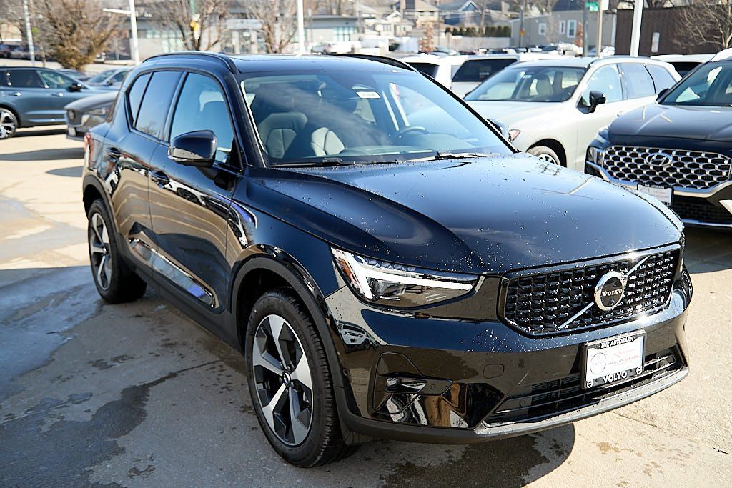 2026 VOLVO XC40 - Image 3