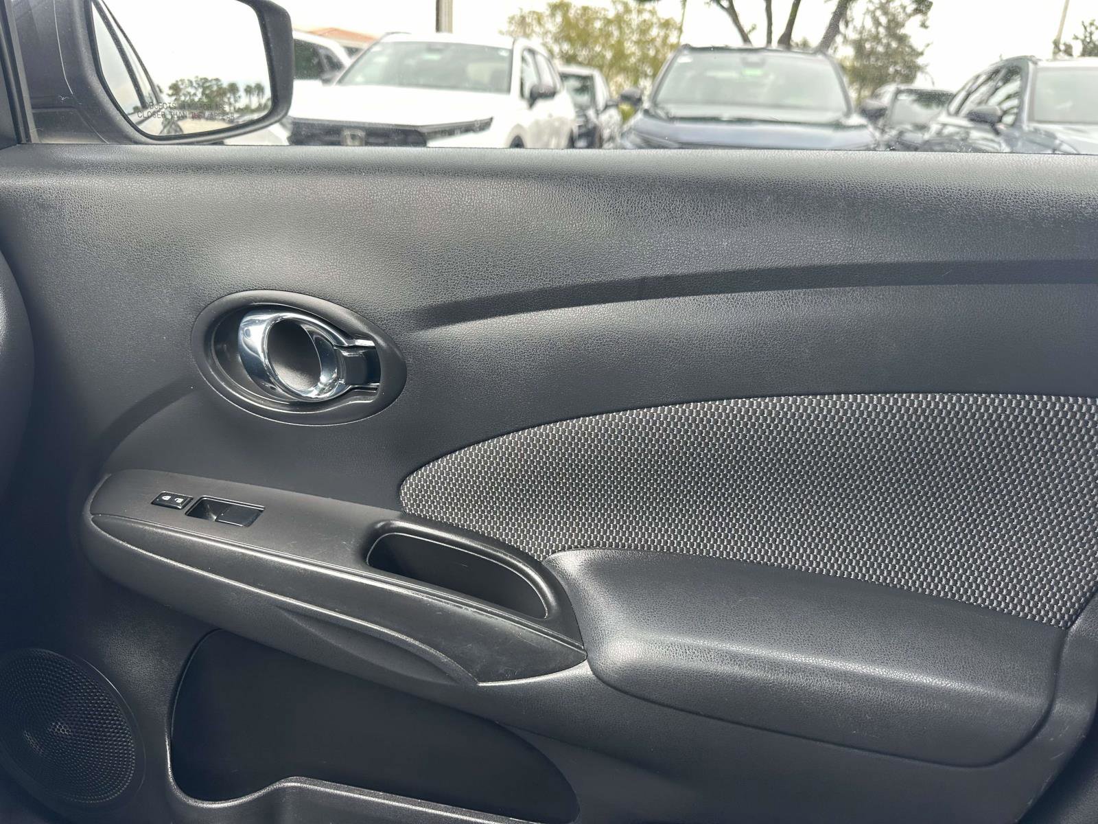 2015 Nissan Versa SV Sedan photo 19