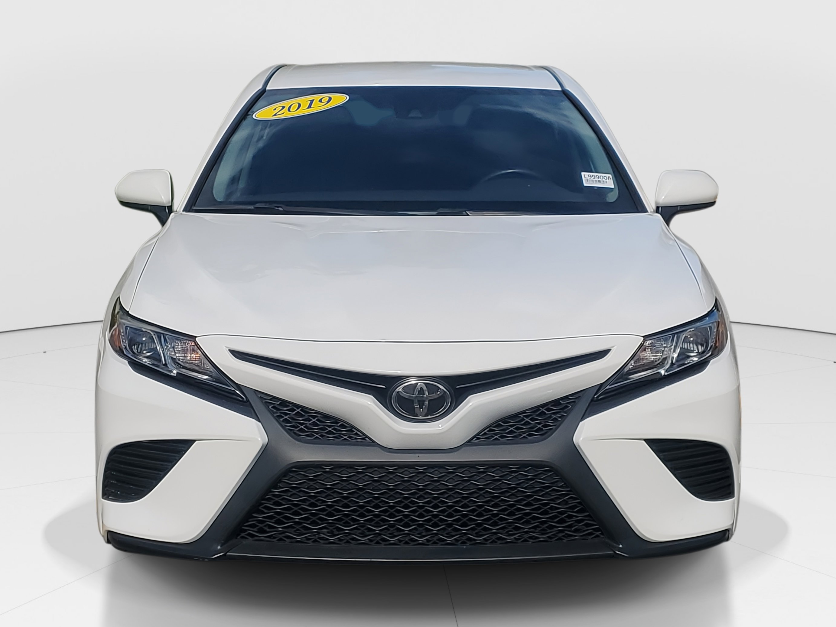 2019 Toyota Camry SE photo 3