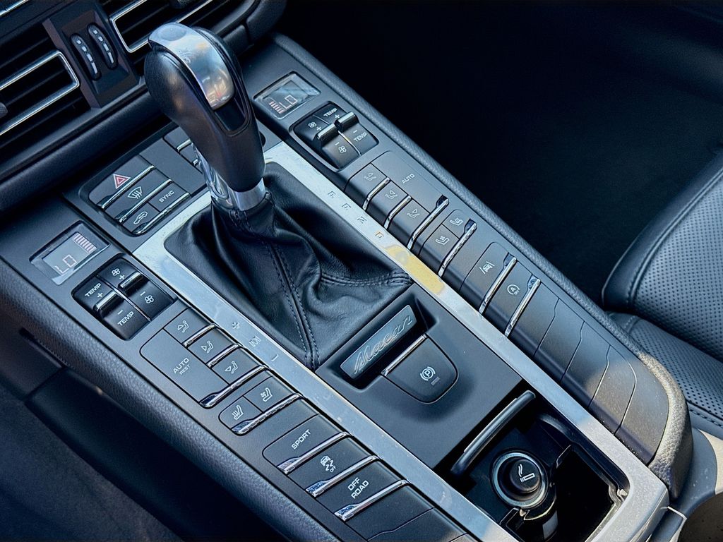 2021 Porsche Macan Base photo 23
