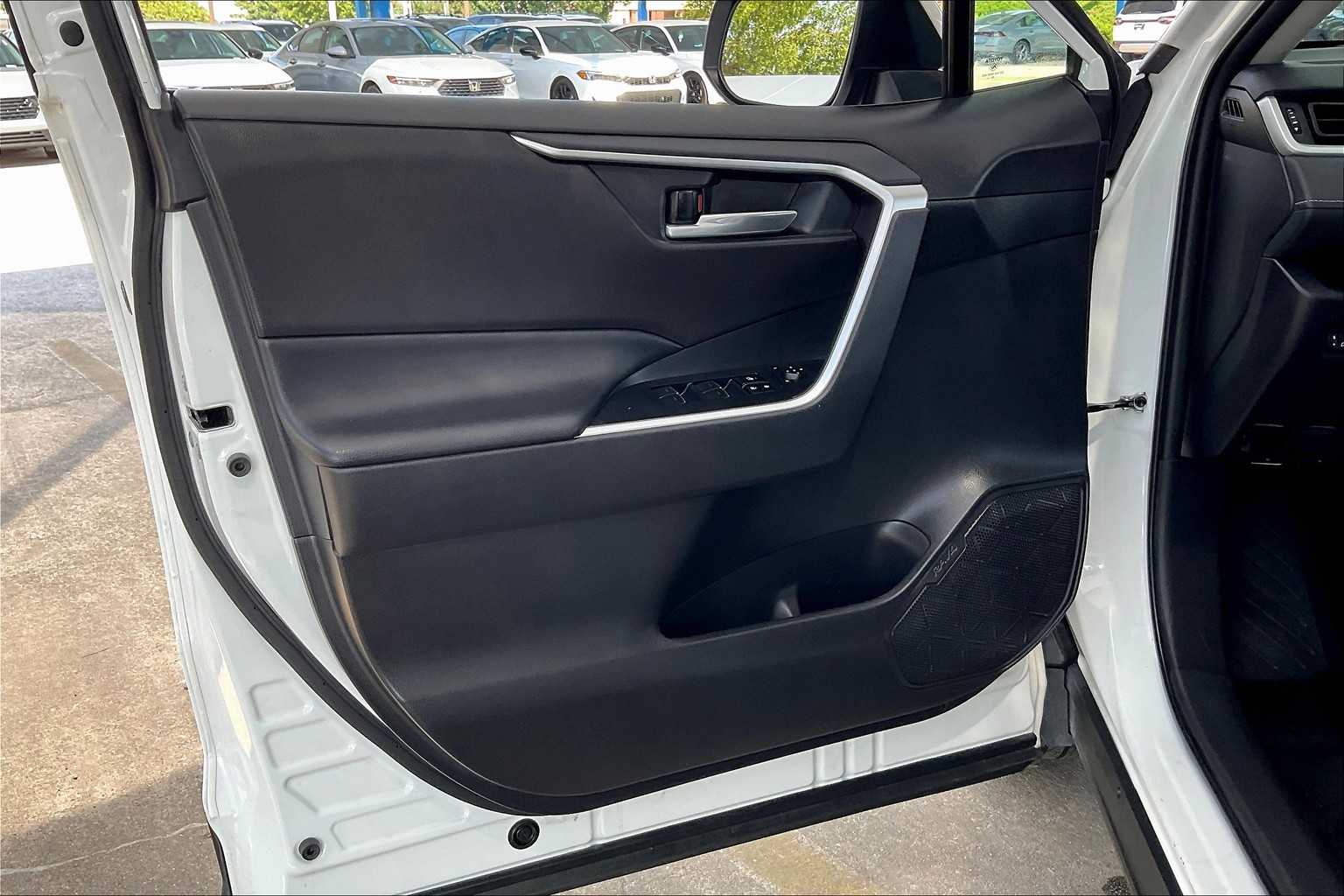 2024 Toyota RAV4 XLE photo 20