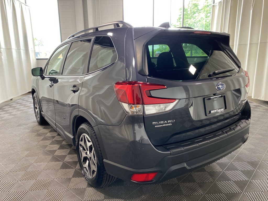2022 Subaru Forester Premium photo 11