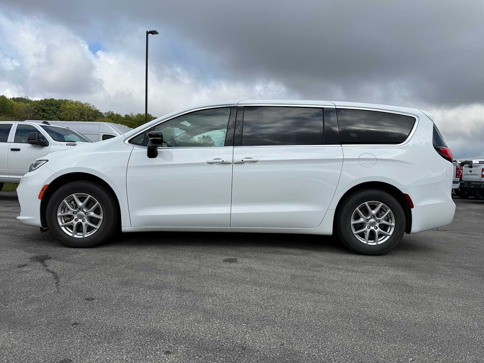 2024 Chrysler Pacifica Touring L photo 8
