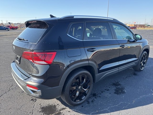 2022 Volkswagen Taos SE photo 2