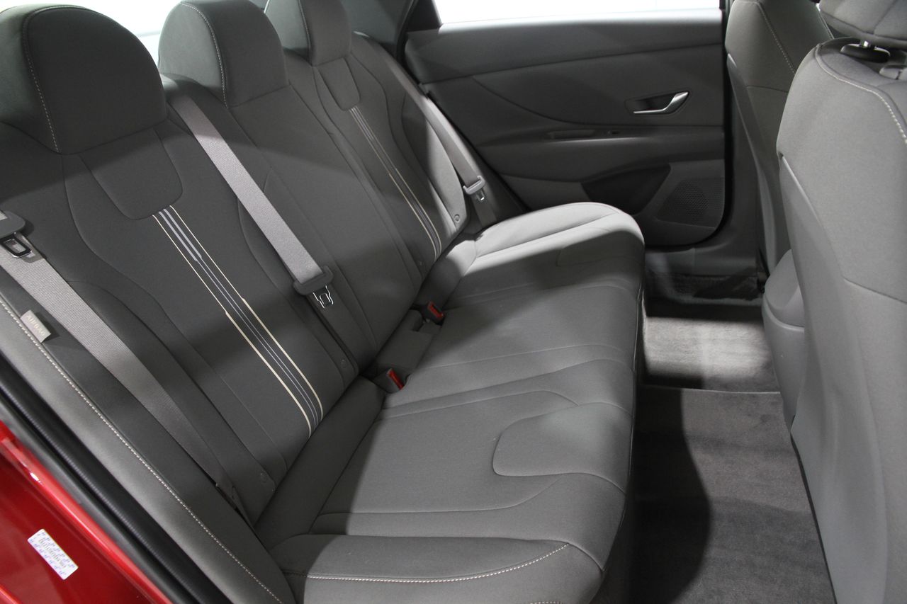 2024 Hyundai Elantra SEL photo 17