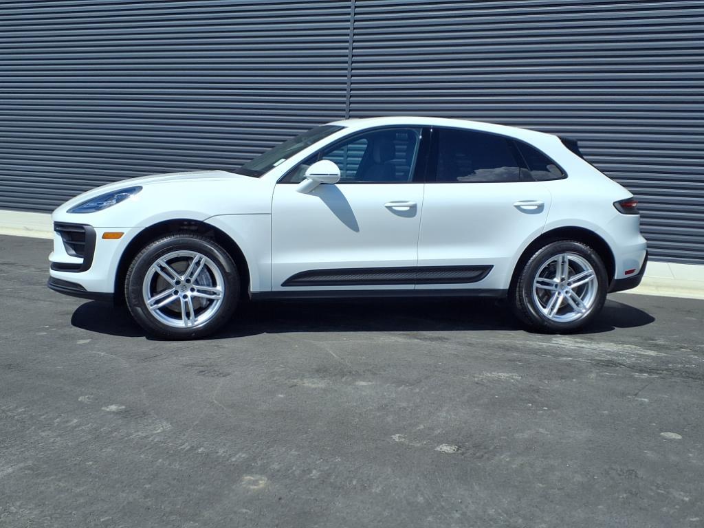 2024 Porsche Macan T photo 2