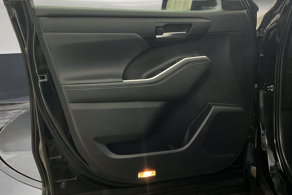 2022 Toyota Highlander XLE photo 21