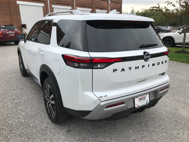 2025 Nissan Pathfinder Platinum photo 2