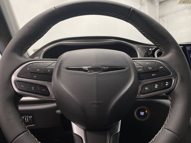 2025 Chrysler Pacifica photo 14