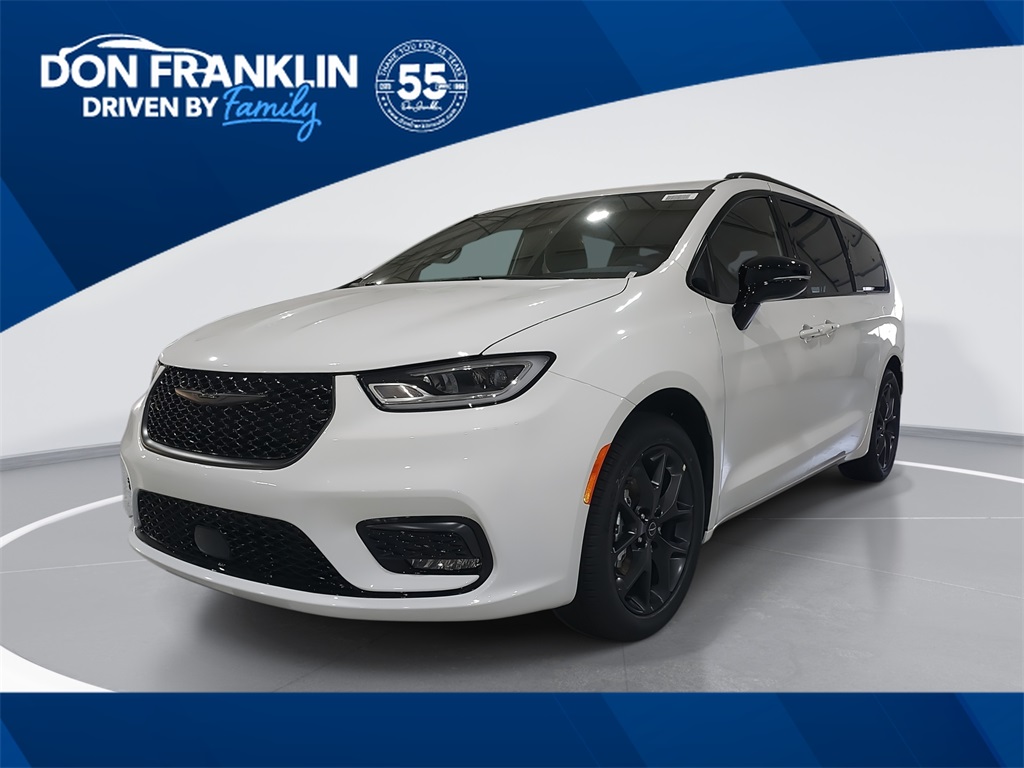 2026 Chrysler Pacifica Select's photo