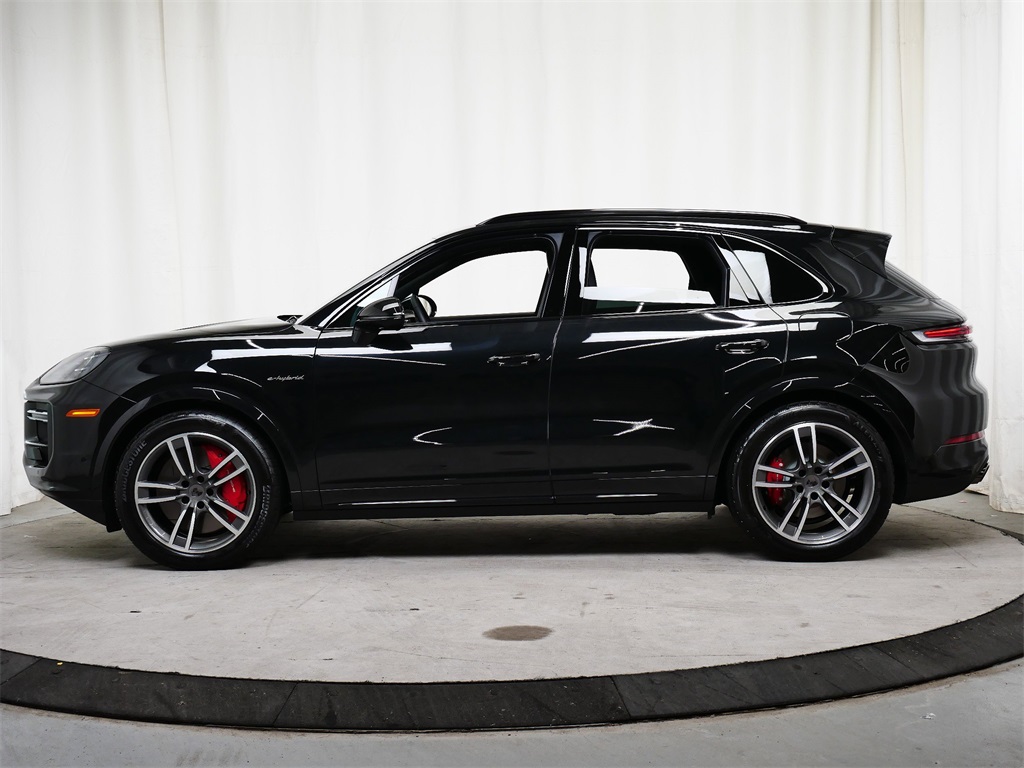 2025 Porsche Cayenne E-Hybrid Turbo photo 2