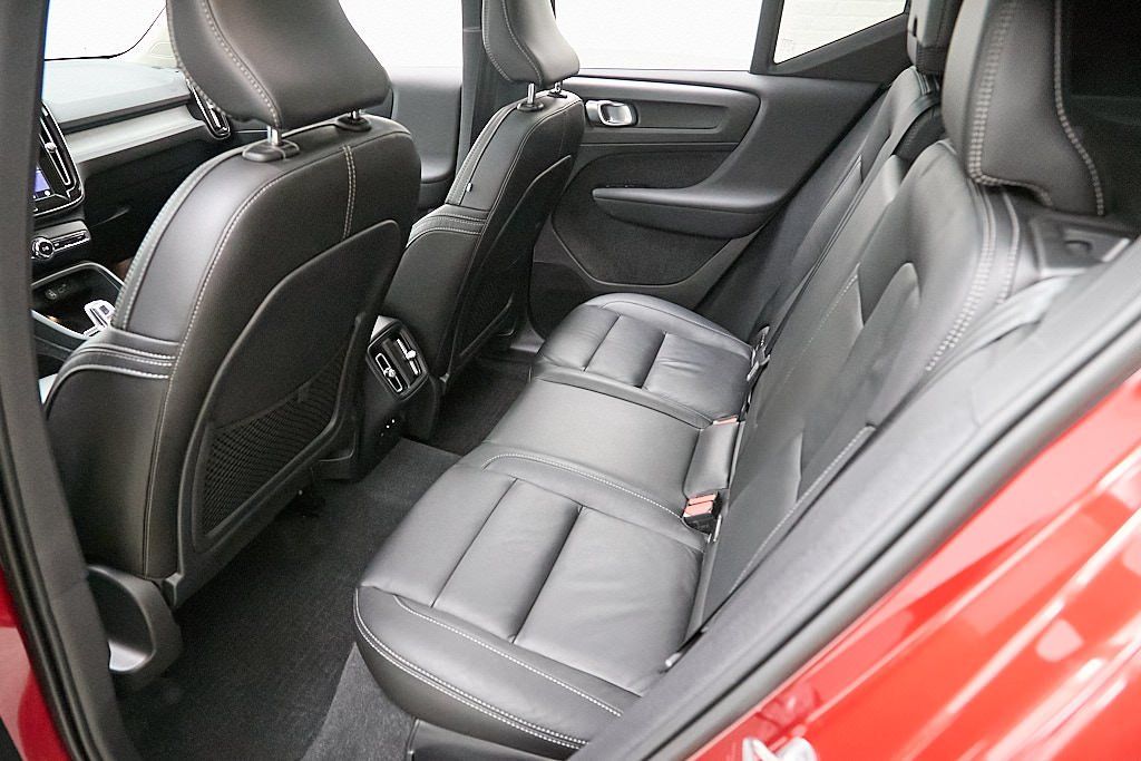 2023 VOLVO XC40 - Image 20