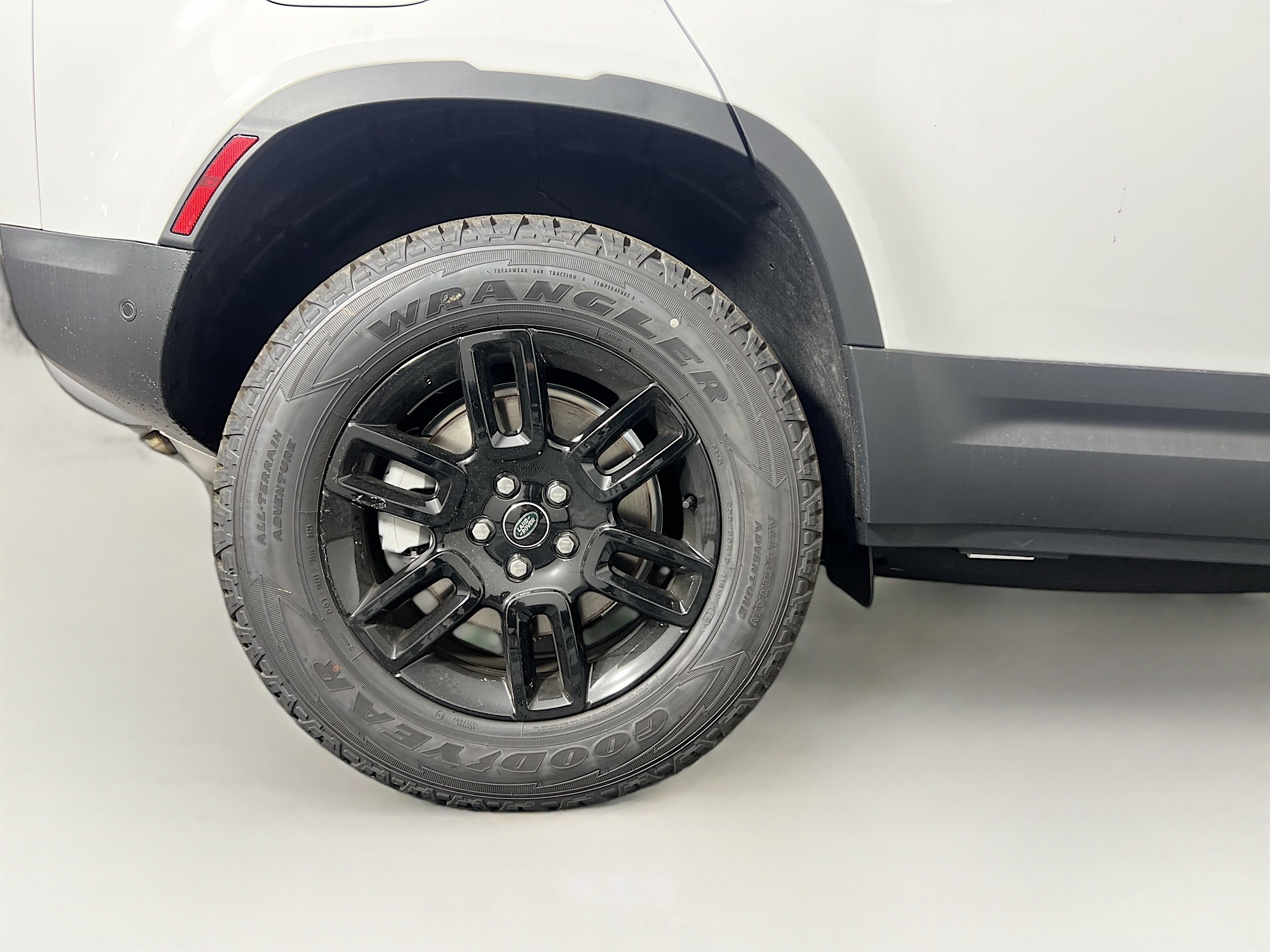 2025 Land Rover Defender 110 S photo 6