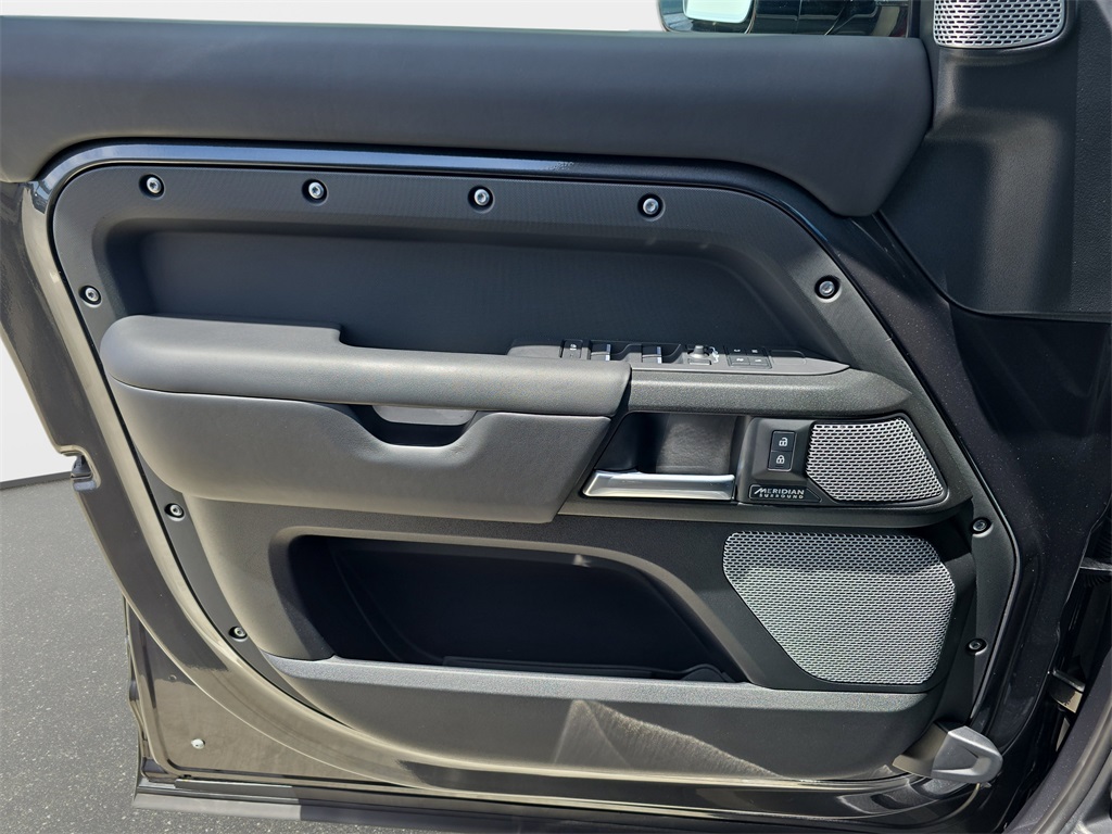 2024 Land Rover Defender 130 V8 photo 28