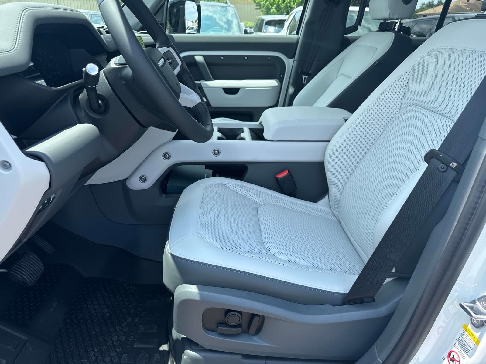 2025 Land Rover Defender 110 S photo 10