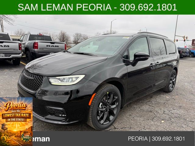 2026 Chrysler Pacifica Limited's photo