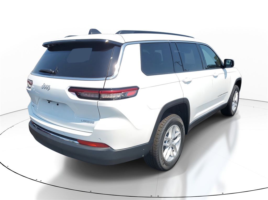 2025 Jeep Grand Cherokee Laredo photo 3