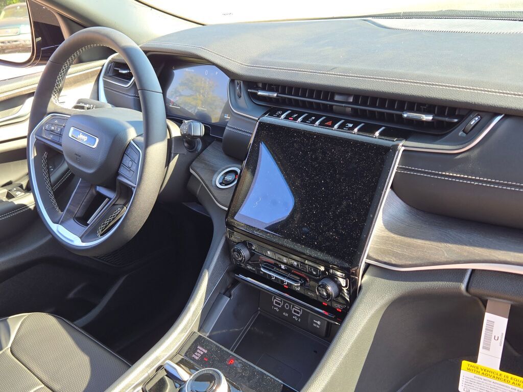 2025 Jeep Grand Cherokee Limited photo 2