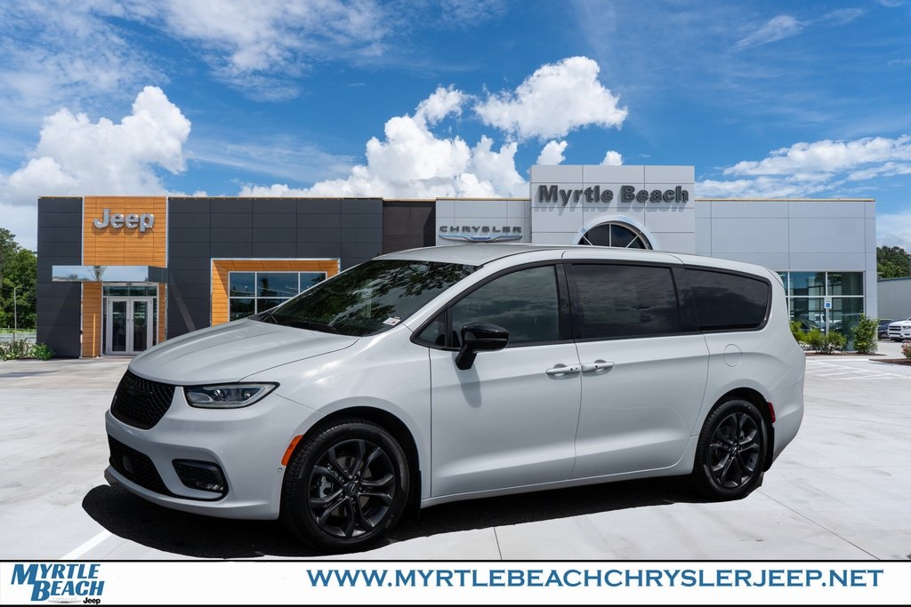 2026 Chrysler Pacifica Select's photo