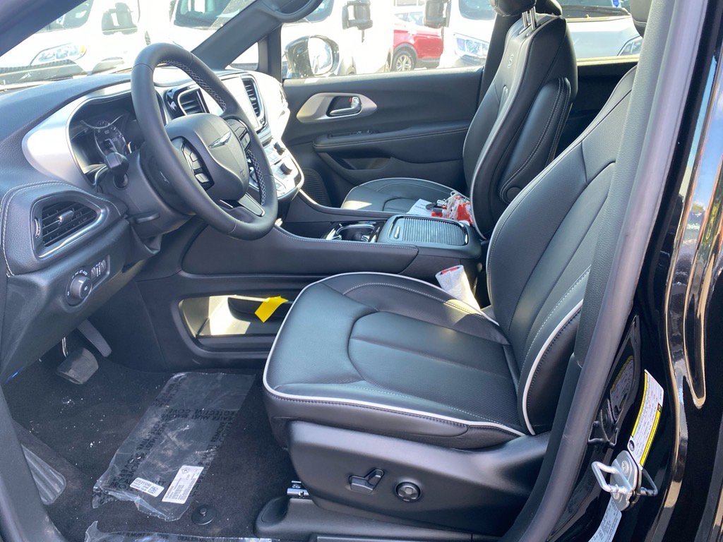 2026 Chrysler Pacifica Limited photo 5