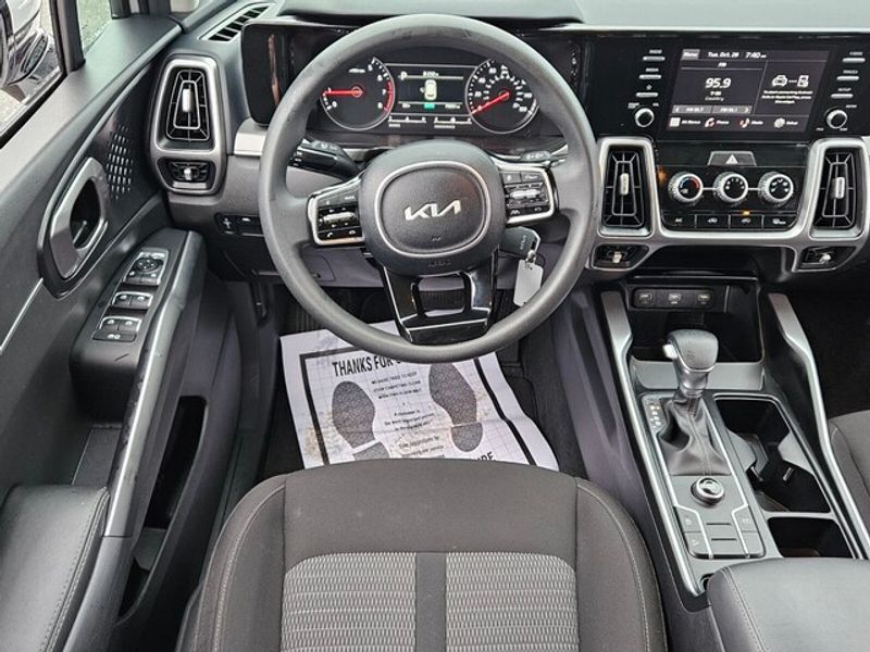 2023 Kia Sorento LX photo 4