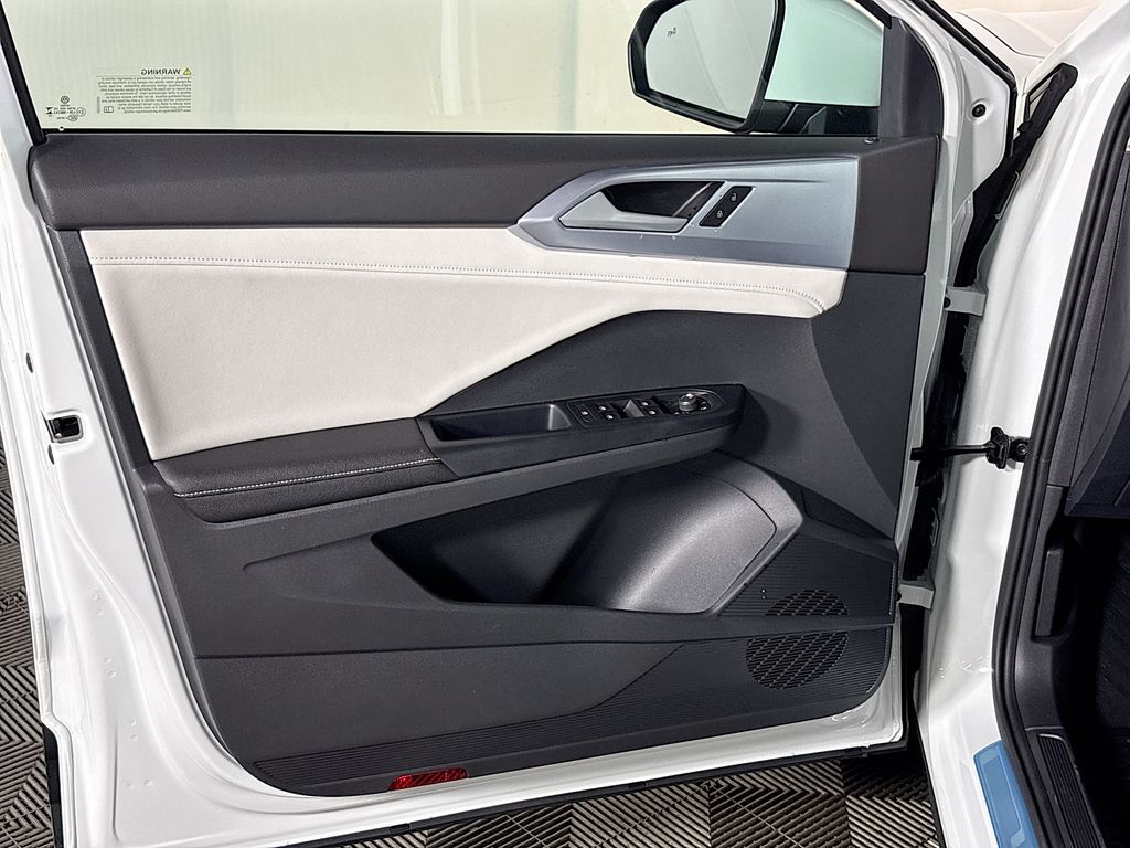 2025 Volkswagen Taos SE photo 6