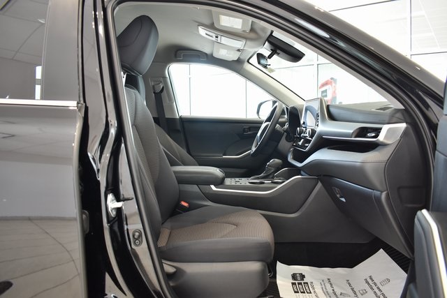2024 Toyota Highlander LE photo 12
