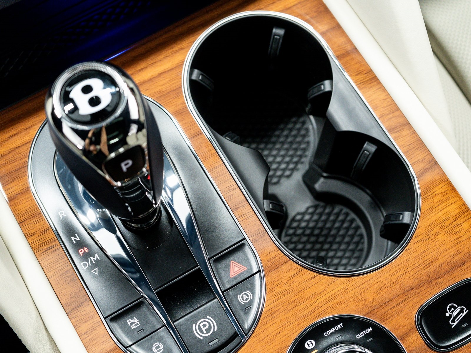 2025 Bentley Bentayga EWB Azure V8 photo 30