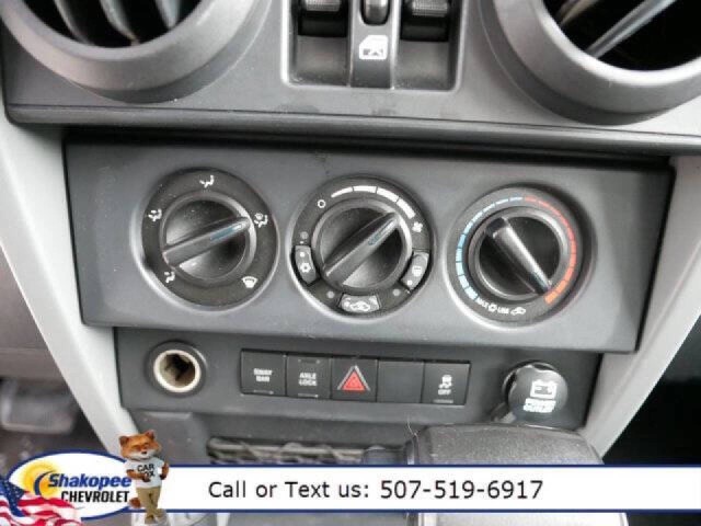 2010 Jeep Wrangler Unlimited Rubicon photo 17
