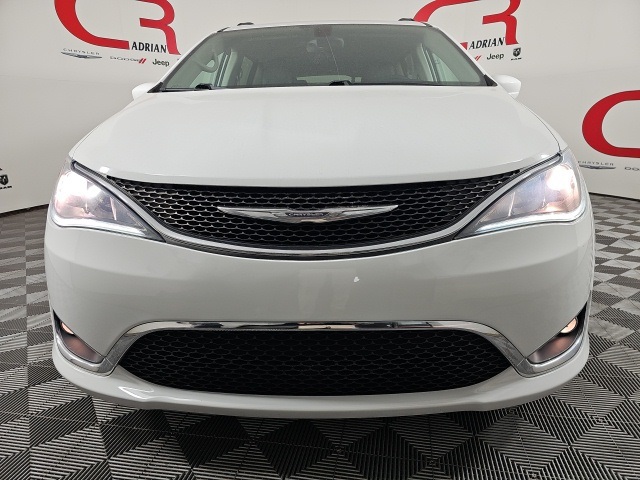 2017 Chrysler Pacifica Touring L photo 2