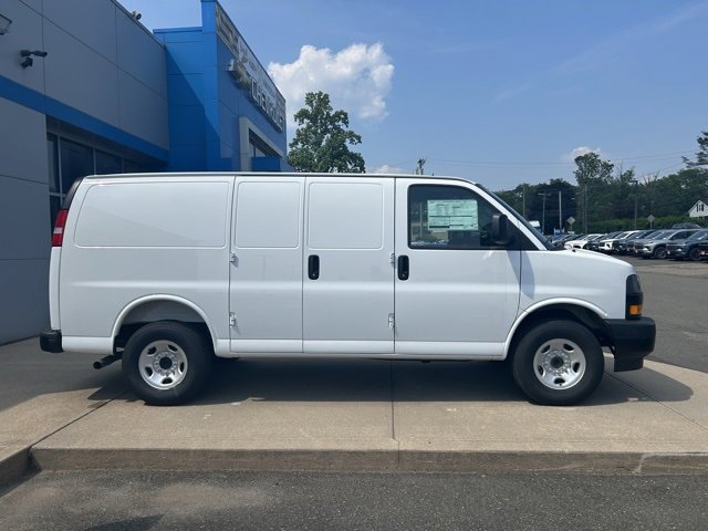 2025 Chevrolet Express Cargo 2500 photo 2