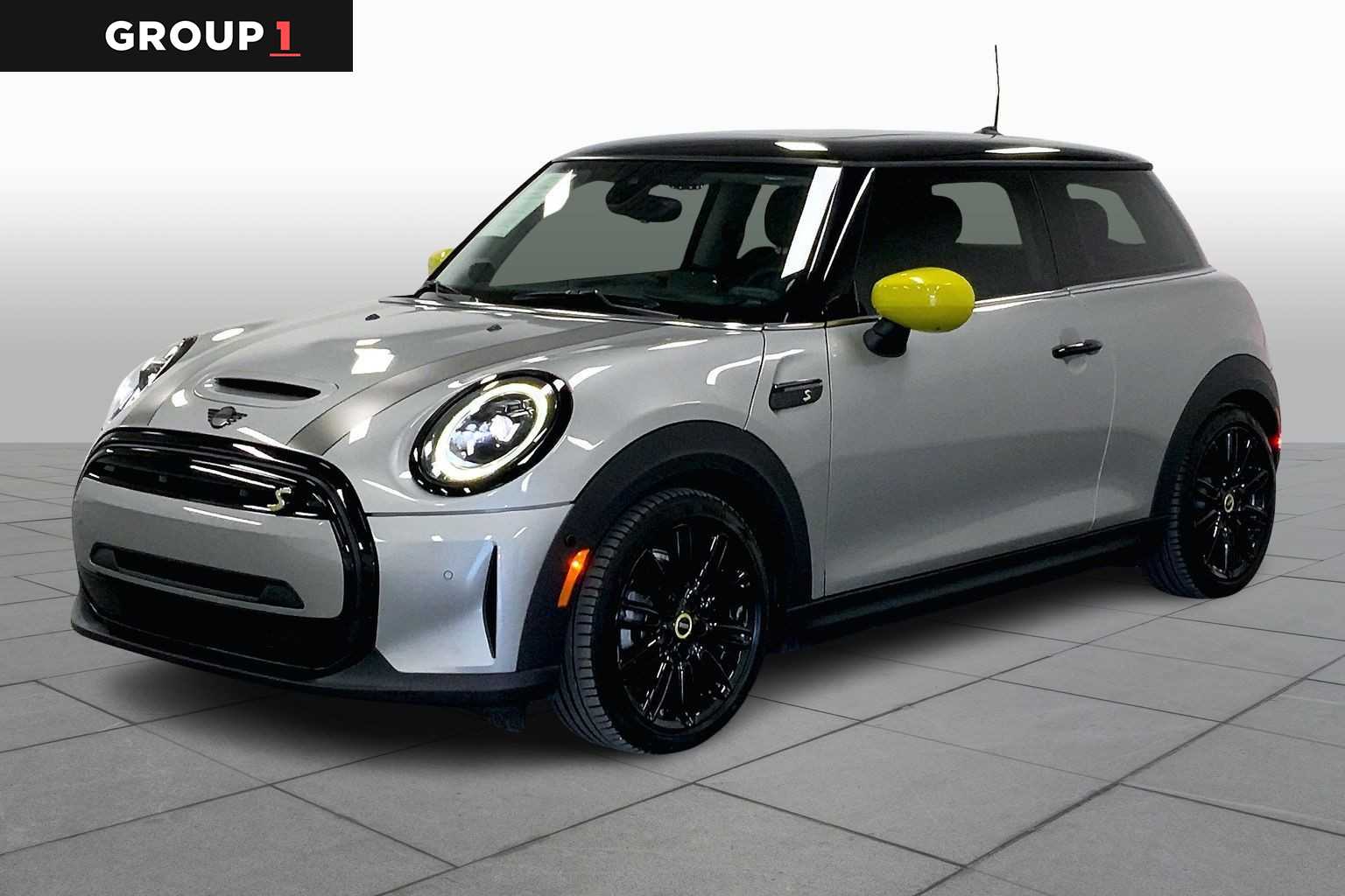 2023 MINI Hardtop 2 Door SE's photo