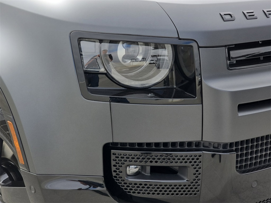 2025 Land Rover Defender 110 V8 photo 31