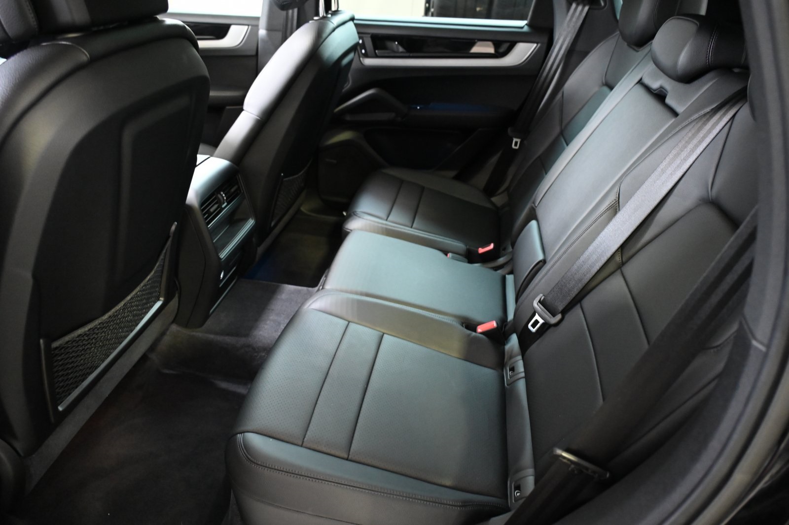 2024 Porsche Cayenne Base photo 7